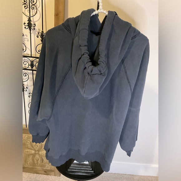 American Eagle hoodie in size large / it is in a soft black color -slits on side - Picture 4 of 8